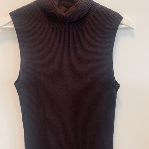 Sleeveless turtleneck ribbed dress - Picture 2 of 7